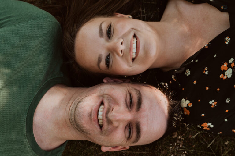 Roy & Linda kozen voor een verlovingsshoot bij de Cactus Oase in Ruurlo. Een kleurrijke en sfeervolle locatie voor tijdloze herinneringen.