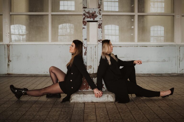 Kim & Sharyssa - Verlovingsshoot - De Suikerfabriek, Groningen Een van de foto’s van Kim & Sharyssa in de Suikerfabriek