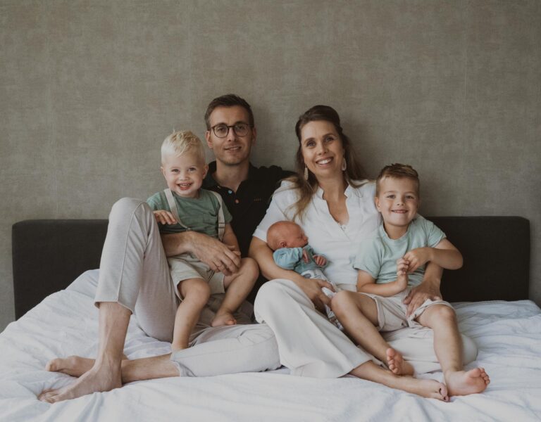 Robert, Yvonne, Ian, Lowen en Ferne - Newbornshoot Drenthe bij baby Ferne thuis
