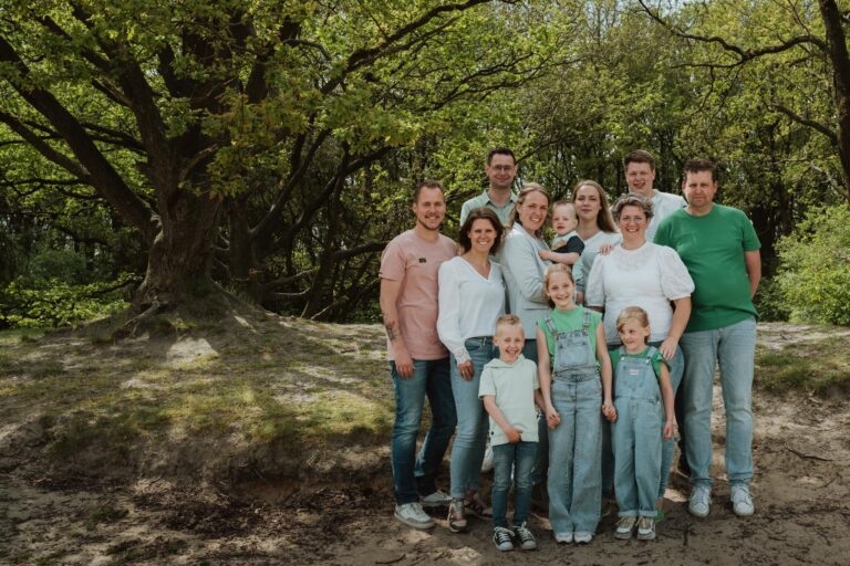 Familie Janssen - Familie fotografie - Terhorsterzand, Drenthe - Familiefoto van drie generaties bij Terhorsterzand