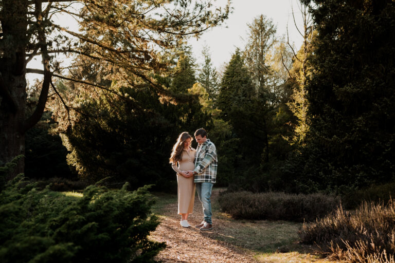 Eric en Lisanne -Zwangerschapsshoot Pinetum Ter Borgh, Anloo