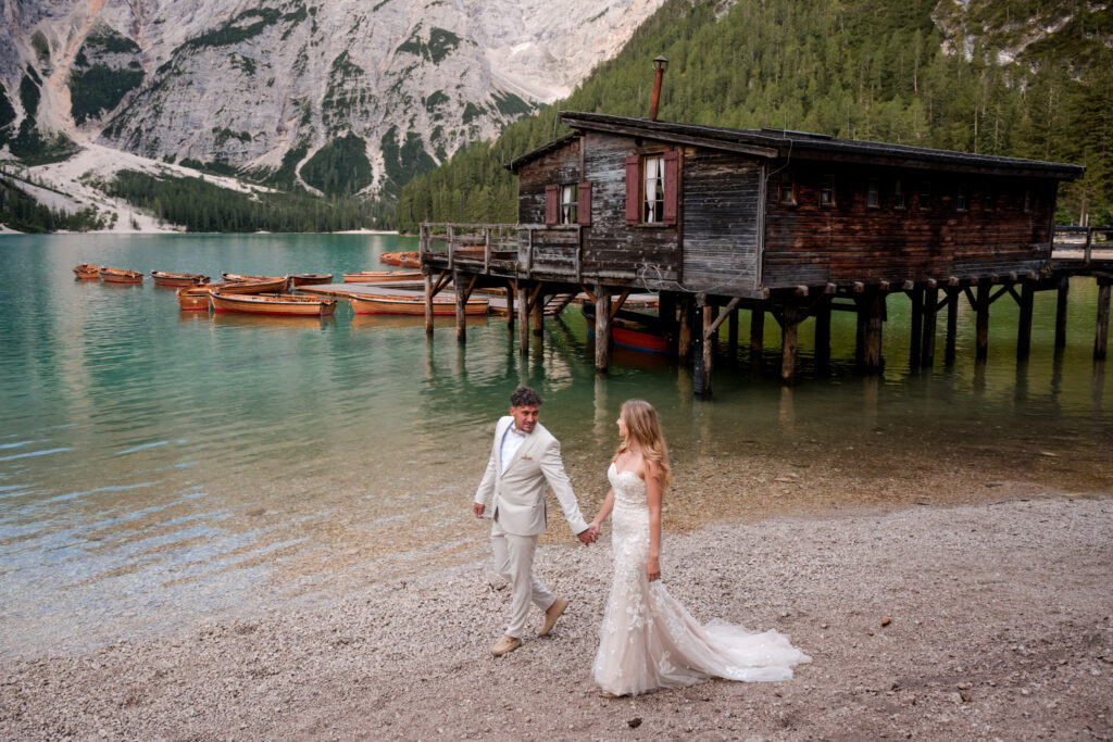 Laurie en Aurélien - Bruidspaar bij Lago di Braies in trouwkleding tijdens zonsopgang