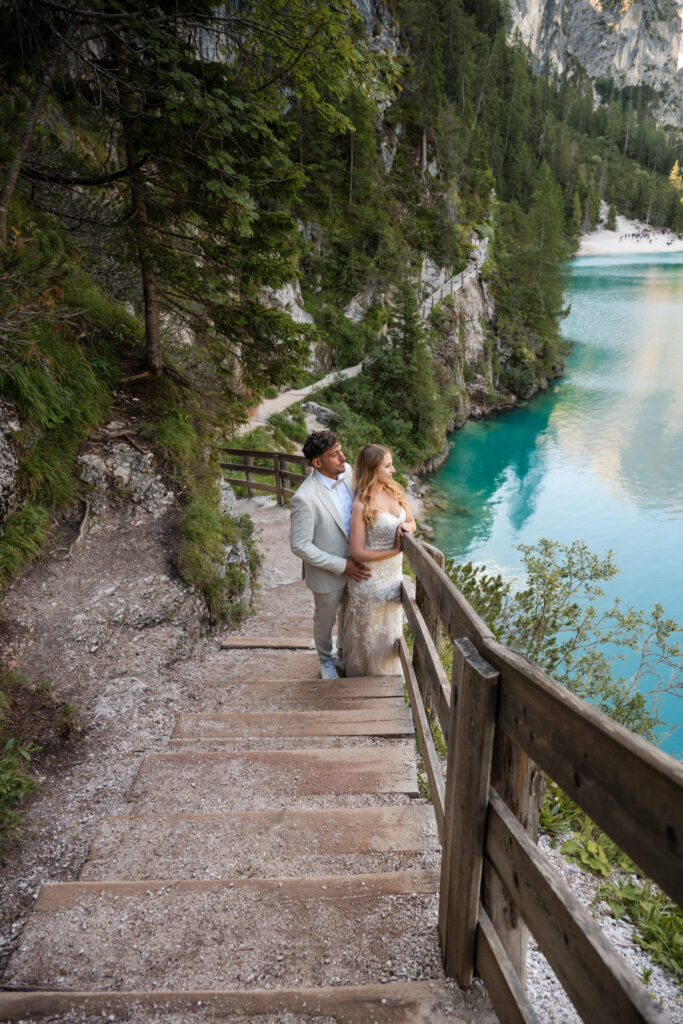 Laurie en Aurélien wandelend rond het meer in Italië. Stel tijdens elopement bij Lago di Braies in de Dolomieten