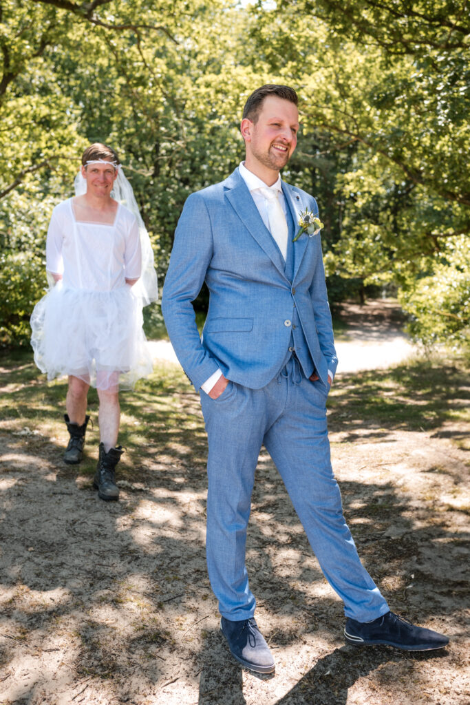 Wytse en Anna - Trouwfotograaf de Warrel, Westerbork- Trouwfoto's de Warrel - First look met man in jurk - Drenthe