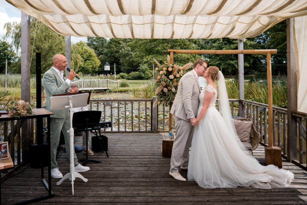 Koen en Dineke - Trouwfoto's de Schildhoeve - ceremonie - muziek ceremonie bruiloft