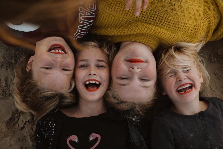 Motherhood shoot Eefke met haar vier dochters op Terhorsterzand