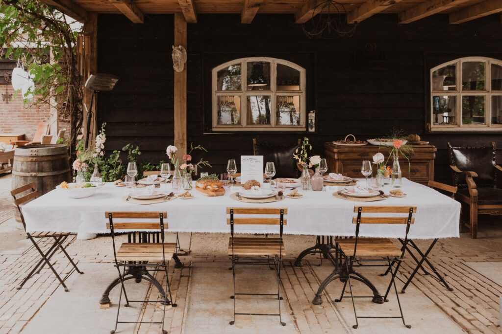 Diner tafel Bohemian Chique - trouwfotografie - Details - Sfeervol gedekte tafel voor het diner tijdens een intieme bruiloft.