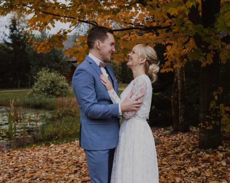Mark & Marieke - Trouwfotografie - Melody Ranch en 't witte kerkje.- ruidspaar tijdens hun herfstbruiloft in Nederland bij een Amerikaanse ranch en wit kerkje