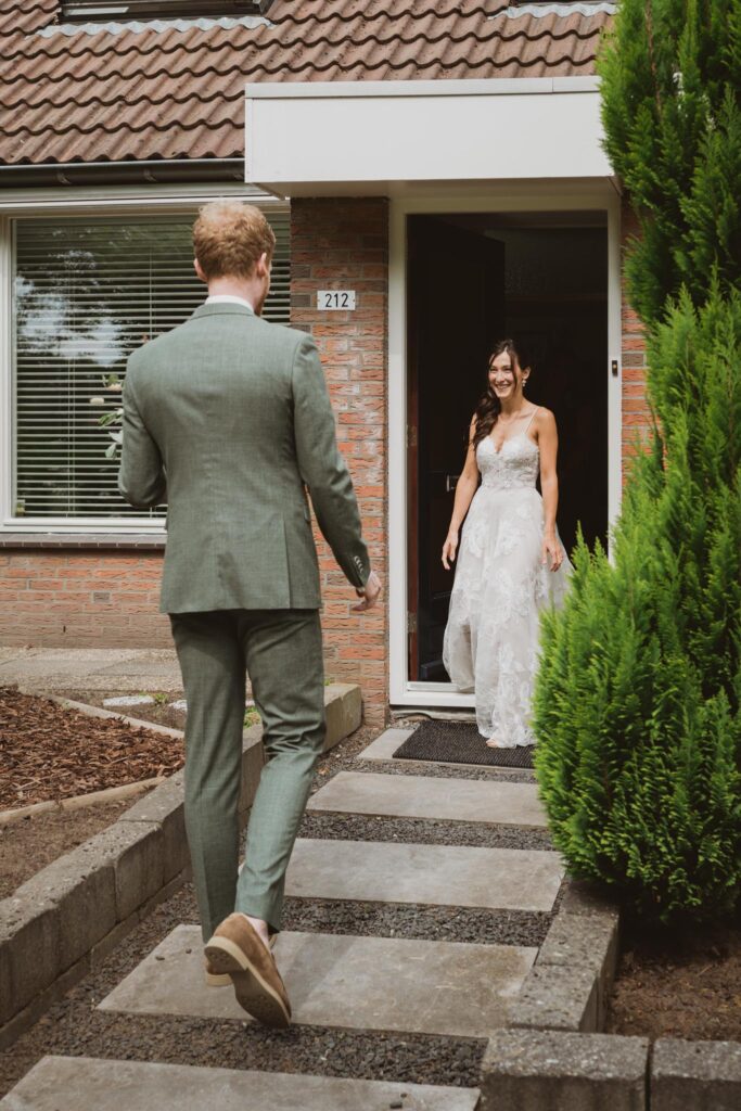 Ruben & Elif - Trouwfotgrafie - Boerderijcafé De Mausel, Noordbroek - first look bruiloft Drenthe