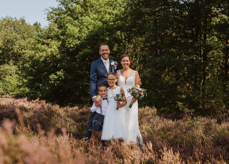 Jaap en Lycia tijdens hun bruiloft bij Rikus in Eext