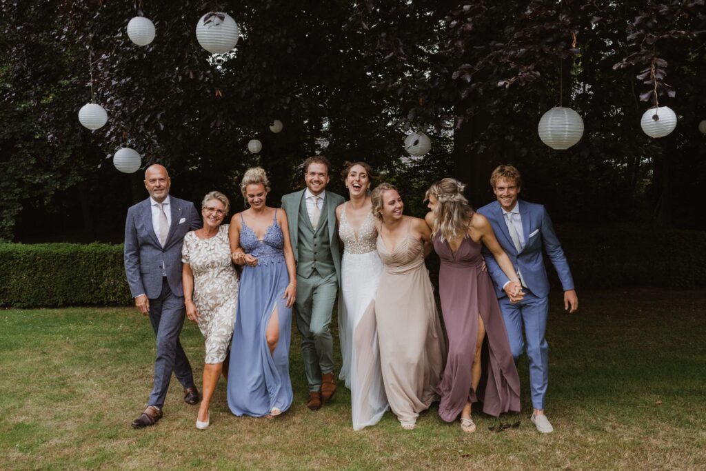 Trouwfotograaf Landgoed Lemferdinge legt Sander en Sietske vast bij de familie foto's - Groepsfotograaf