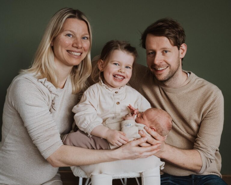 Henk, Maaike, Fiep en Pim - Newbornfotografie, Beilen, Drenthe - Newbornshoot bij jou thuis