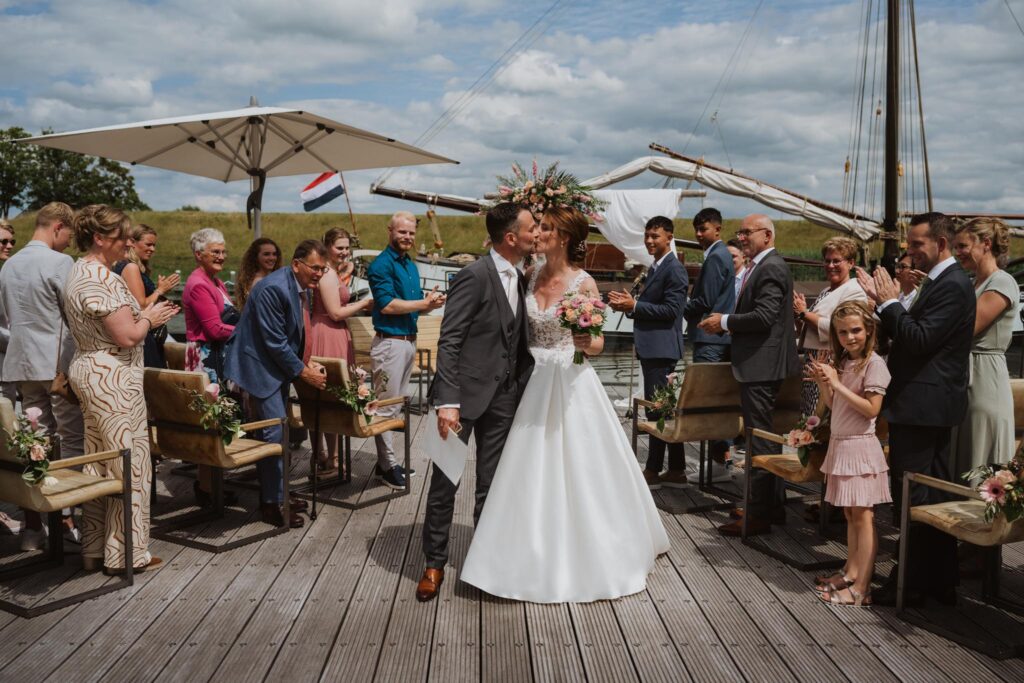 Pieter en Marieke - Trouwfotografie - Garnwerd aan Zee, Groningen - Marieke en Pieter tijdens hun bruiloft bij Garnwerd aan Zee