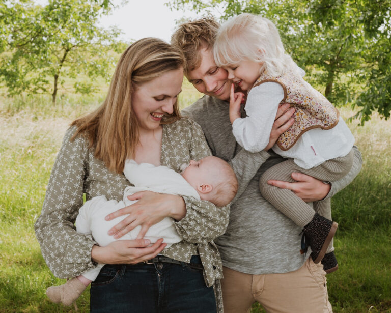 Bas, Ilvie, Bente en Jop - Familie foto's - ontspannen gezinsfotografie Drenthe buiten