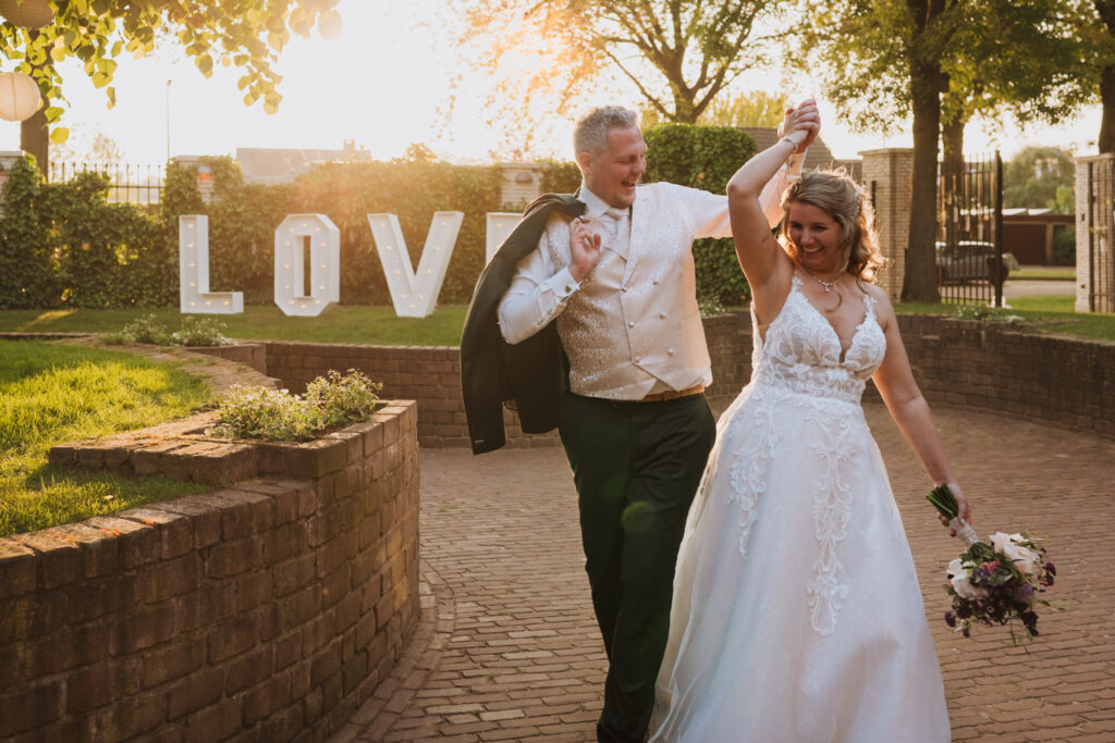 Gerjon en Mandy, Een bruiloft bij onder ons in Dalfsen. Trouwfotograaf in Drenthe