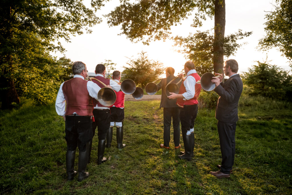 Mikail en Anne trouwfoto's van een tuin bruiloft in Drenthe - Blazers - muziek ceremonie bruiloft