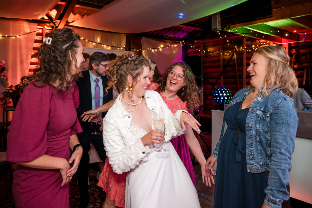 Mikail en Anne trouwfoto's van een tuin bruiloft in Drenthe - Avondfeest - veelgestelde vragen fotograaf bruiloft
