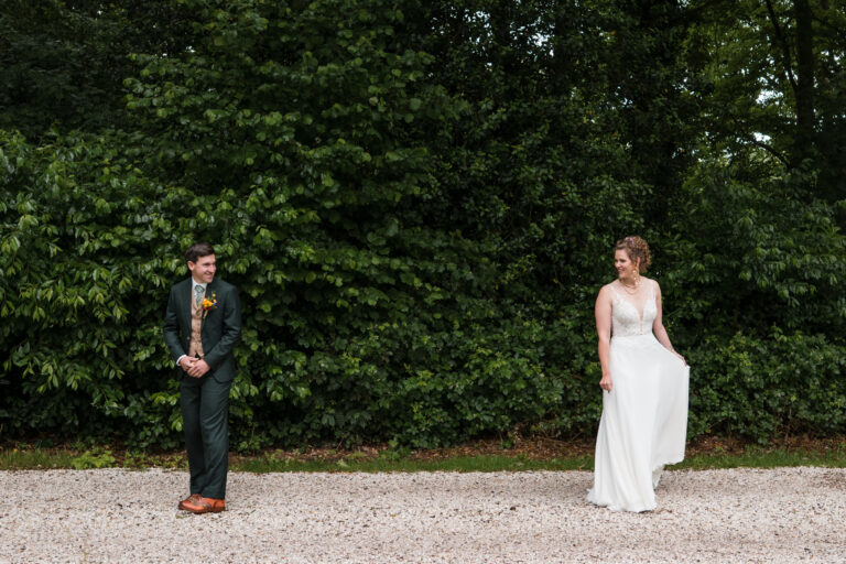 Mikail en Anne trouwfoto's van een tuin bruiloft in Drenthe - De first look
