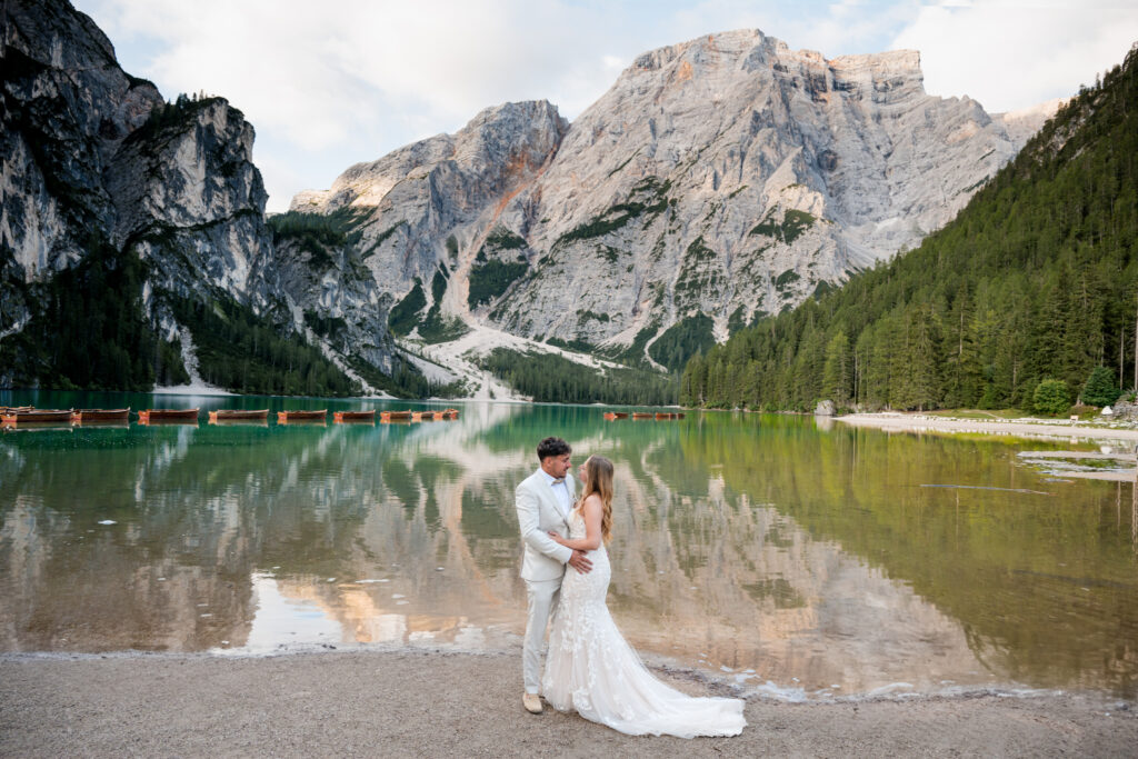 Laurie en Aurélien - Bruidspaar bij Lago di Braies in trouwkleding tijdens zonsopgang - Adventure elopement photographer