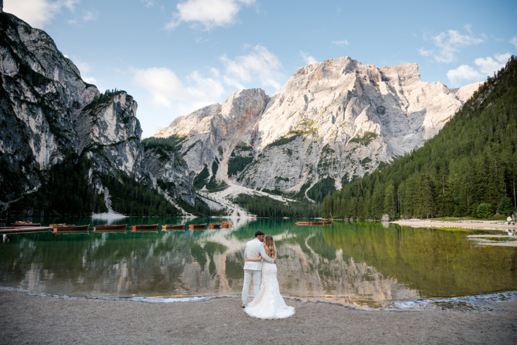 Laurie en Aurélien - After-wedding shoot Dolomieten met Frans stel. Stel tijdens elopement bij Lago di Braies in de Dolomieten