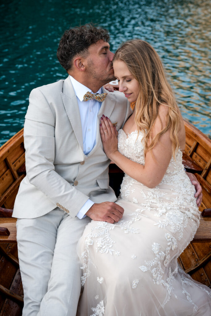 Destination wedding sfeerbeelden Italië Dolomieten. Stel tijdens elopement bij Lago di Braies in de Dolomieten 