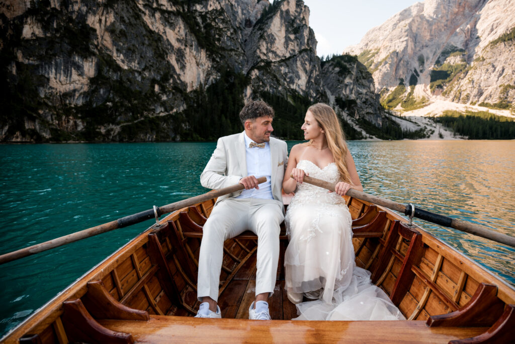 Intiem trouwen Dolomieten bij Lago di Braies in de ochtend