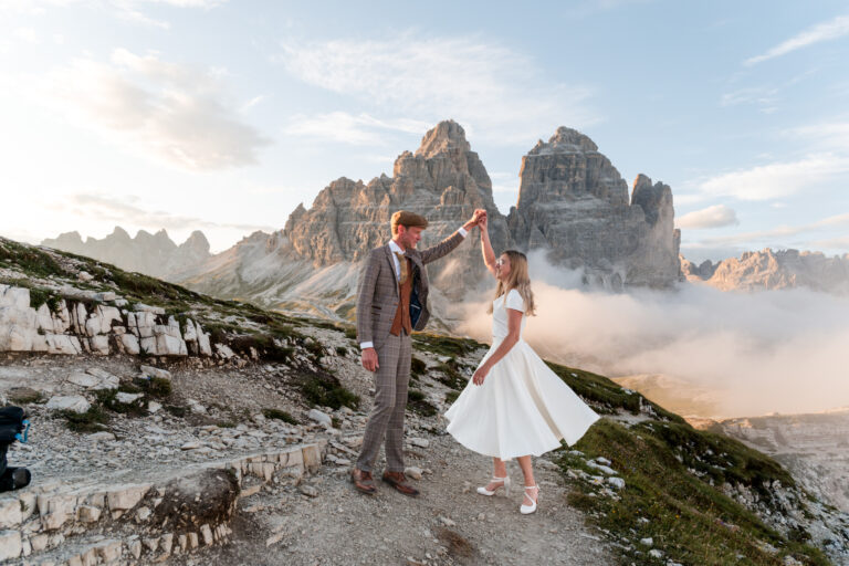 After wedding shoot Dolomieten – stel in gouden avondlicht tussen de rotsen