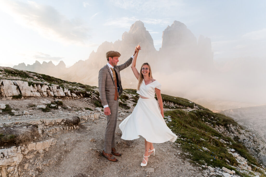 After wedding shoot Dolomieten – stel in gouden avondlicht tussen de rotsen
