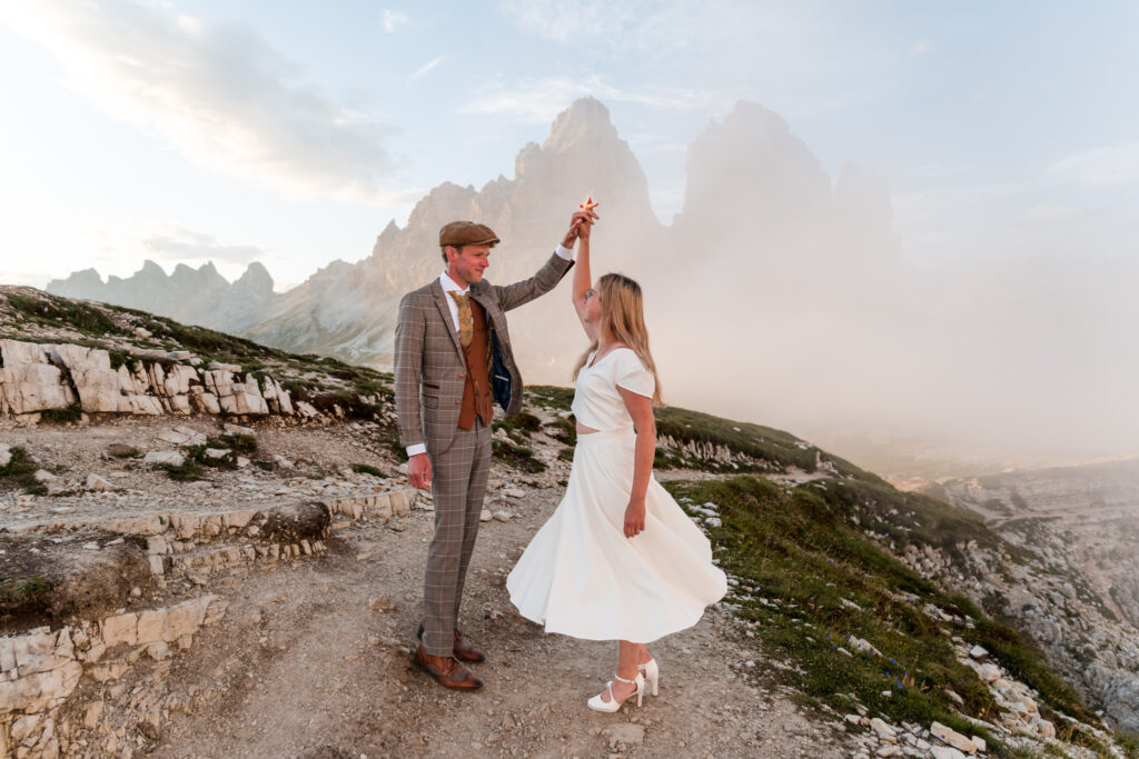 After wedding shoot Dolomieten – stel in gouden avondlicht tussen de rotsen. Trouwen in de Dolomieten met uitzicht op bergtoppen.