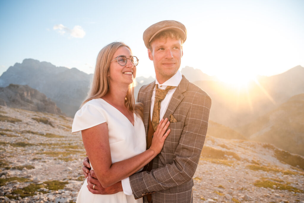 Niels en Jolie - Dramatisch berglandschap tijdens after wedding shoot in de Dolomieten - Elopement Tre Cime di Lavaredo bij zonsondergang