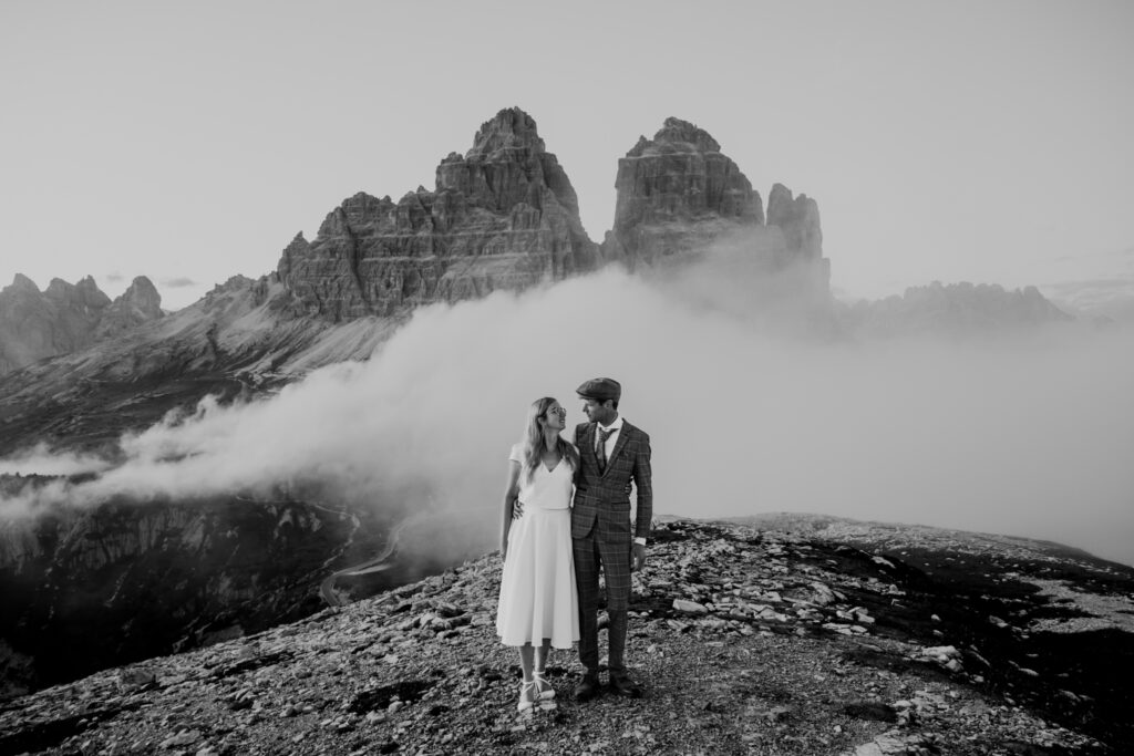 Niels en Jolie - Dramatisch berglandschap tijdens after wedding shoot in de Dolomieten - Elopement Tre Cime di Lavaredo bij zonsondergang