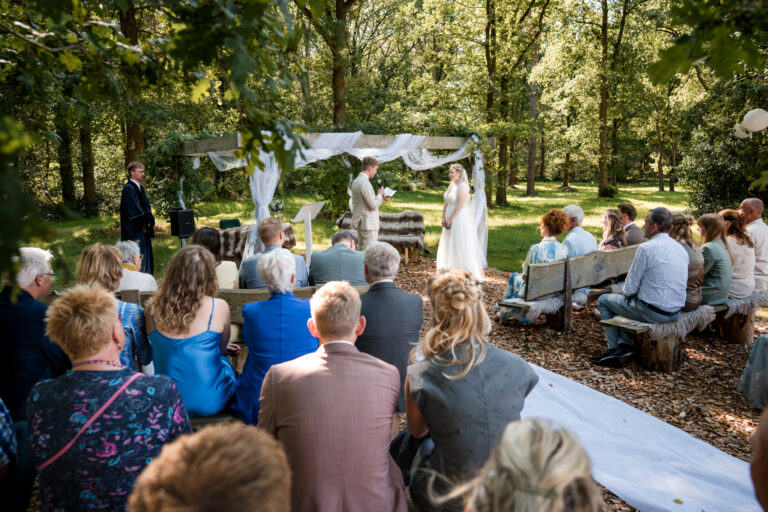 Maik en Sanne, een intieme trouwreportage in Drenthe bij De Warrel in Westerbork. Ceremonie