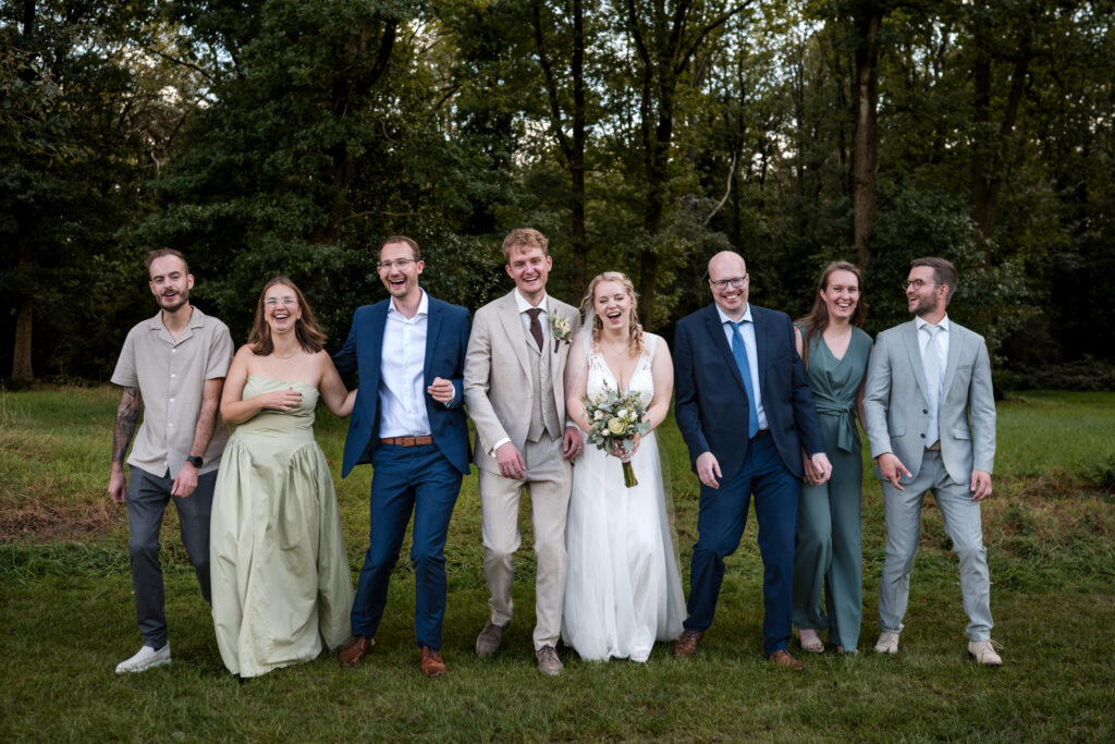 Maik en Sanne, een intieme trouwreportage in Drenthe bij De Warrel in Westerbork. Groepsfoto's Ceremoniemeester bruiloft